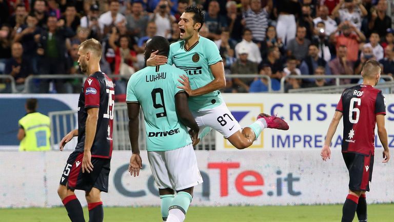 Romelu Lukaku anotó el penalti ganador en la victoria por 2-1 del Inter en Cagliari