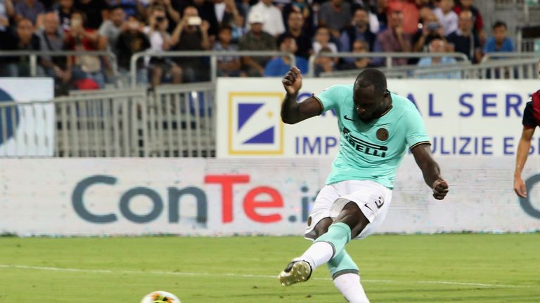 Romelu Lukaku anotó un penal para ganar el juego en la victoria del Inter por 2-1 sobre Cagliari  