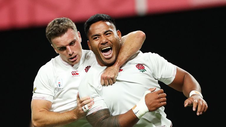George Ford y Manu Tuilagi celebran el segundo intento de este último contra Tonga