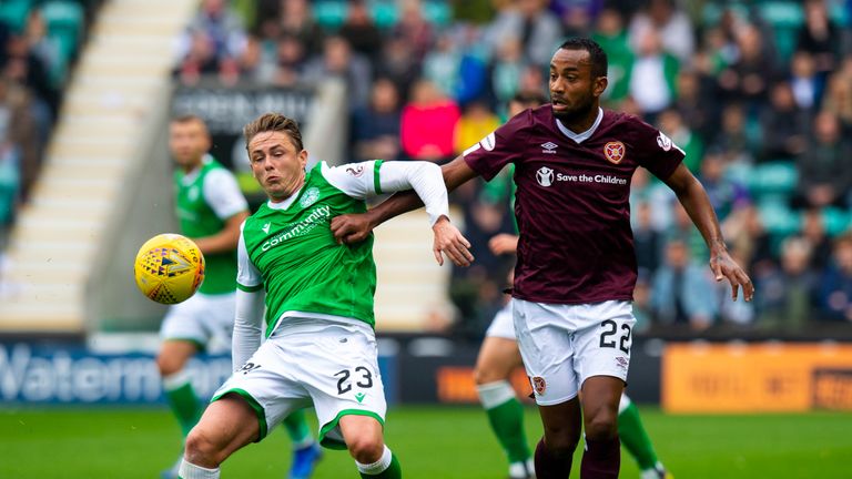 Scott Allan y Loic Damour en acción durante la Premier League entre Hibs y Hearts 