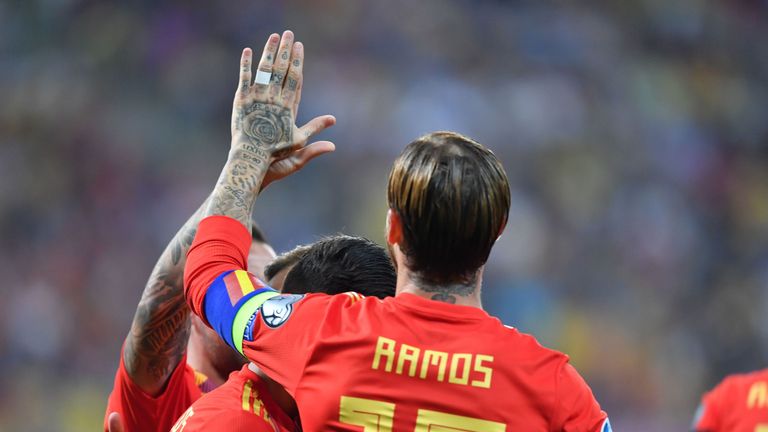El capitán de España, Sergio Ramos, es felicitado después de darle a su equipo la ventaja frente a Rumania