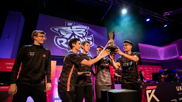 Fnatic Rising lifting the UKLC Summer Split trophy