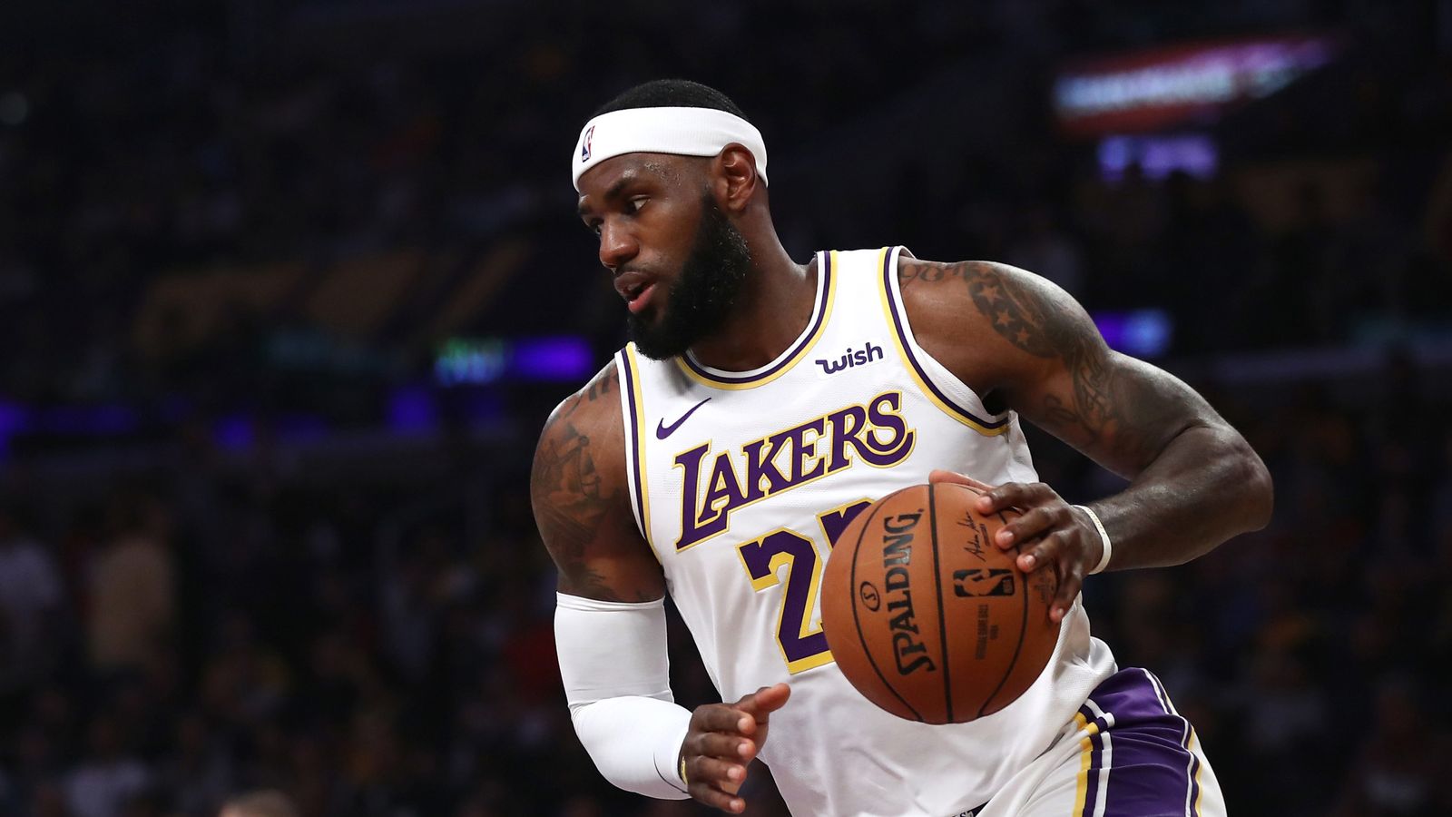 LeBron James makes incredible overhead assist as Los Angeles Lakers ...