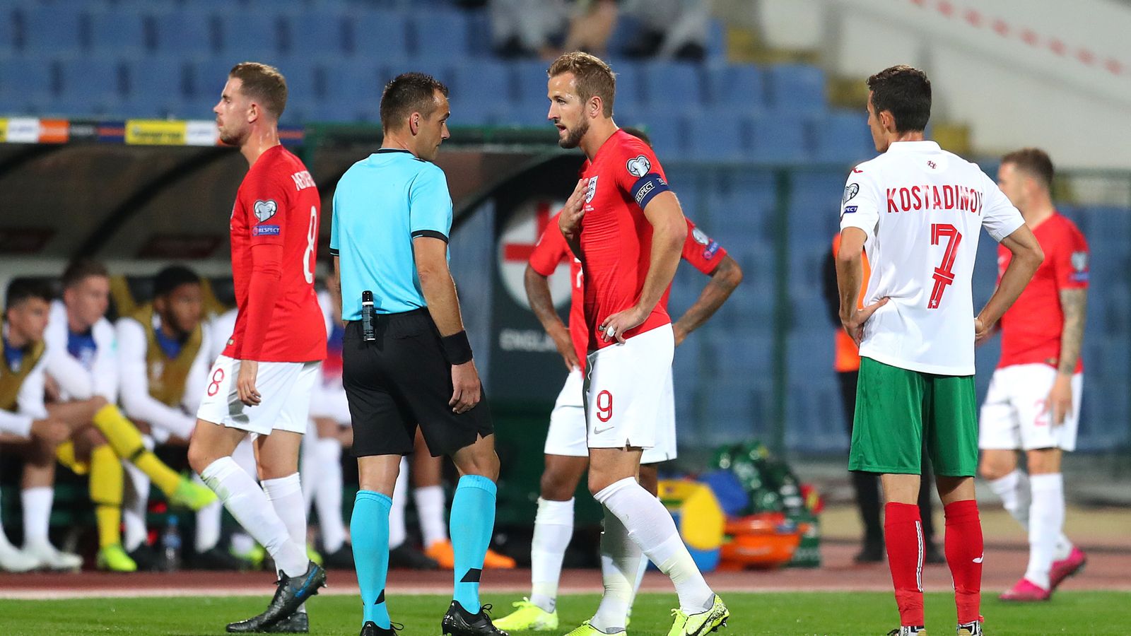 Английски играчи са обект на расистки обиди в България  футболни новини