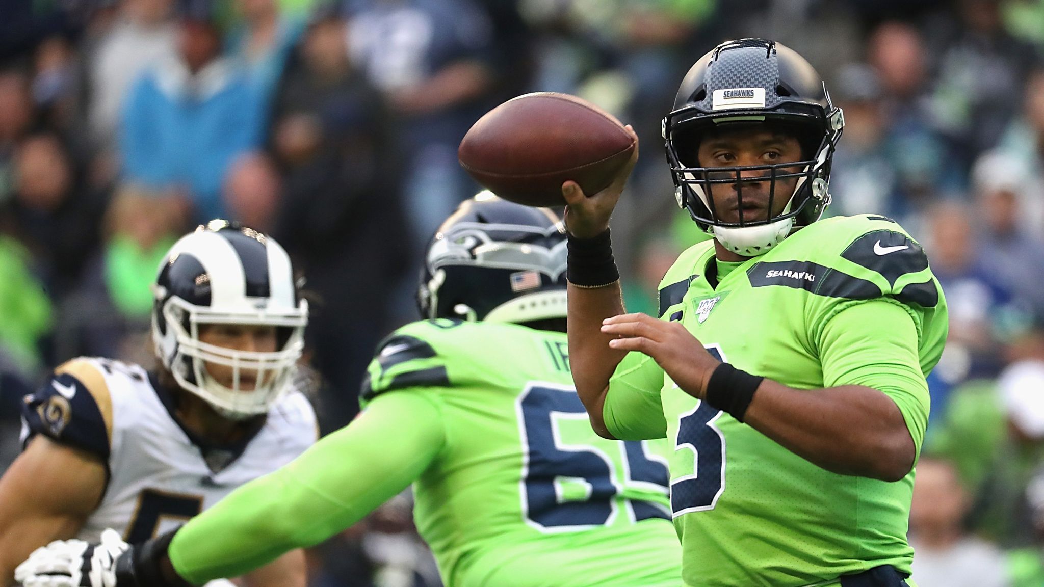 Wilson throws 4 TD passes, Seahawks hold off Rams 30-29