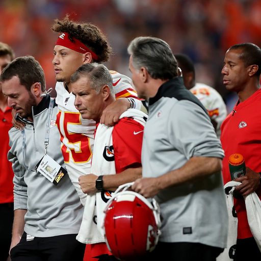Mahomes injures knee in Chiefs win