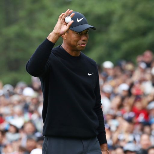 Woods shares lead in Japan