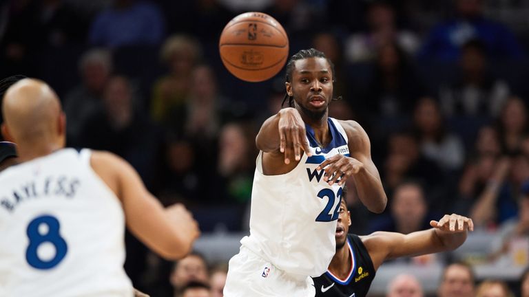  Andrew Wiggins encuentra un compañero de equipo durante un juego de temporada regular de los Timberwolves-Clippers