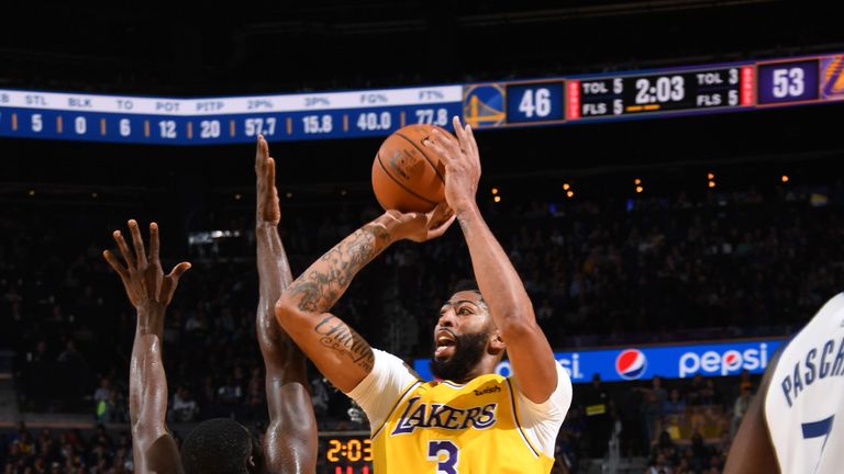 Anthony Davis shoots over Draymond Green