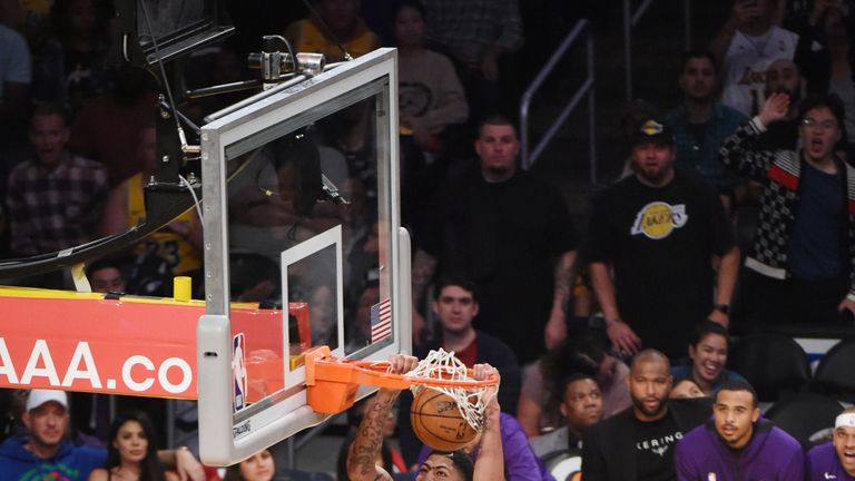 Anthony Davis soars for a dunk during the Lakers&#39; rout of Memphis