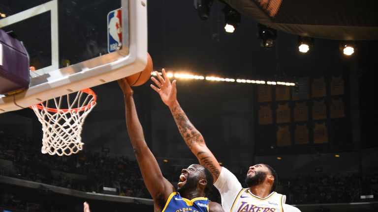 Anthony Davis attempts to block a Draymond Green lay-up