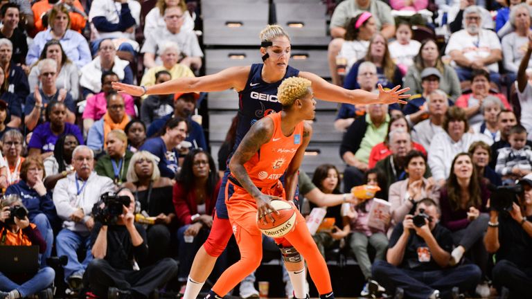 Elena Delle Donne protege a Courtney Williams en el Juego 3 de las Finales de la WNBA
