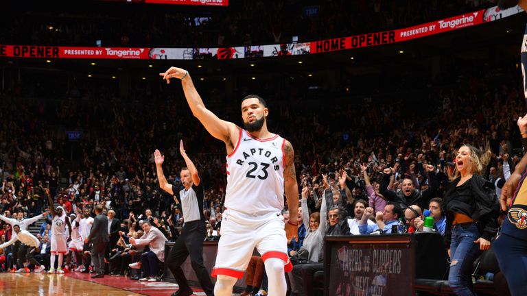 Fred VanVleet celebra un triple durante los Raptors & # 39; OT gana a los pelícanos