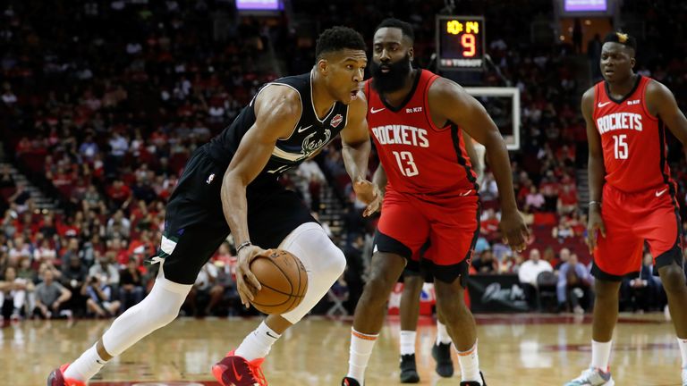 Giannis Antetokounmpo conduce por James Harden a lo largo de la línea de fondo