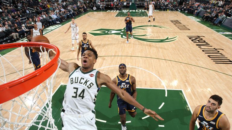 Giannis Antetokounmpo mece el aro en la victoria de Milwaukee en la pretemporada sobre el Utah Jazz