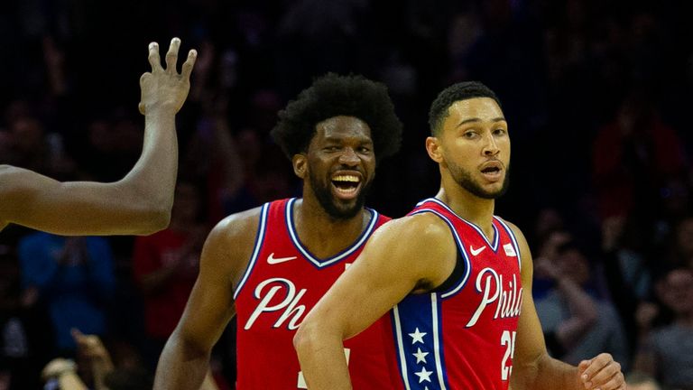 Joel Embiid y Ben Simmons celebran una jugada anotadora en pretemporada