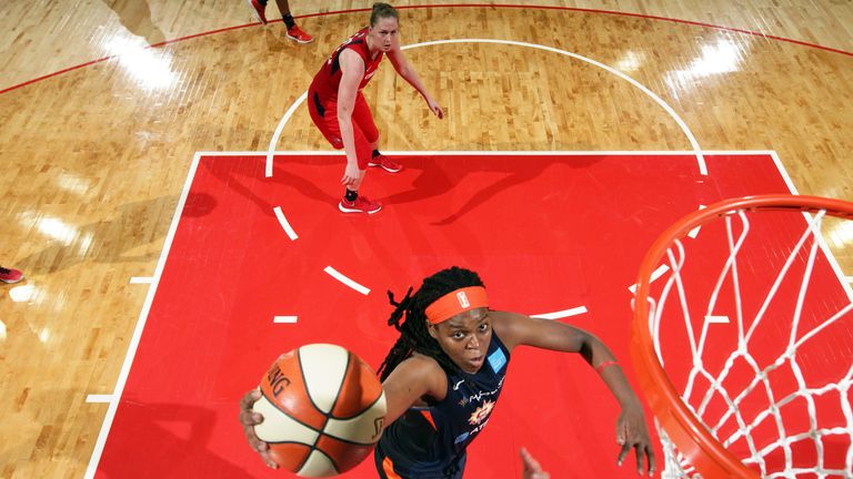 Jonquel Jones se sube al borde para una volcada en el Juego 2 de las Finales de la WNBA