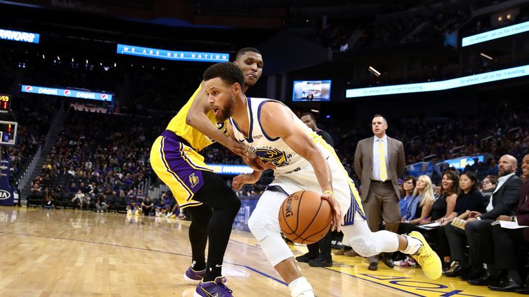 Stephen Curry drives baseline against the Lakers