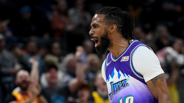 Mike Conley celebra una canasta contra los Clippers