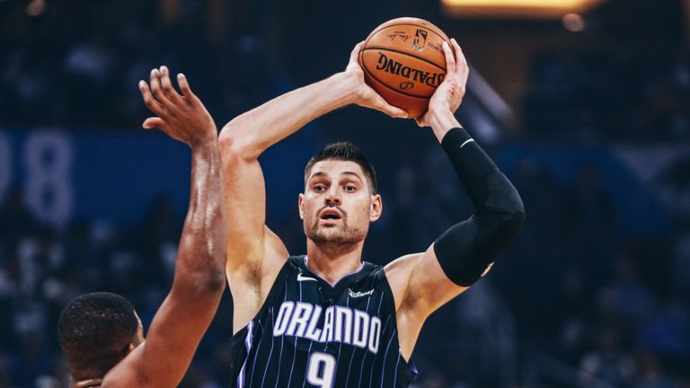 Nikola Vucevic busca pasar contra los Cleveland Cavaliers