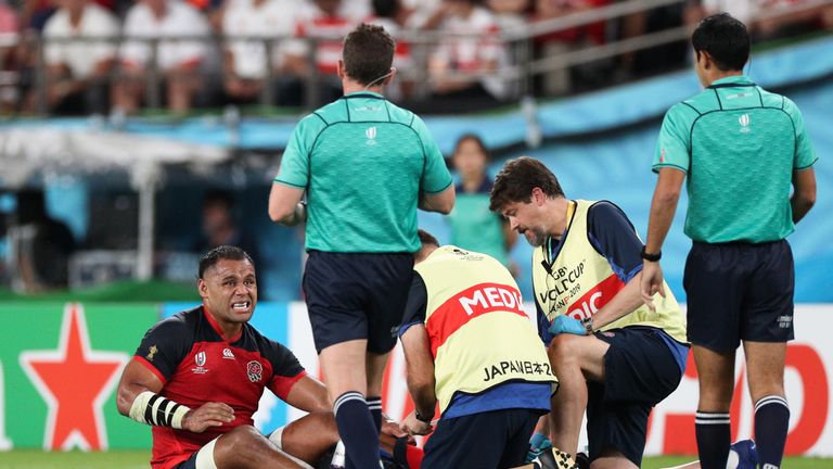 Billy Vunipola de Inglaterra recibe tratamiento por una lesión en el tobillo contra Argentina en la Copa del Mundo