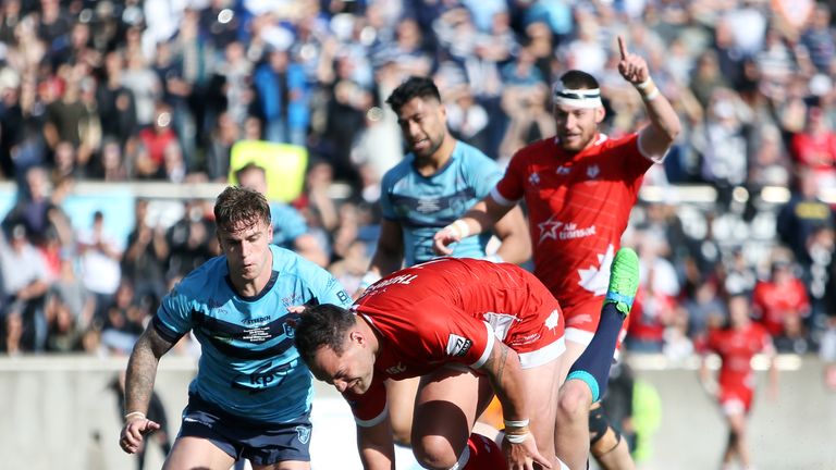 Bodene Thompson powers over for a try against Featherstone