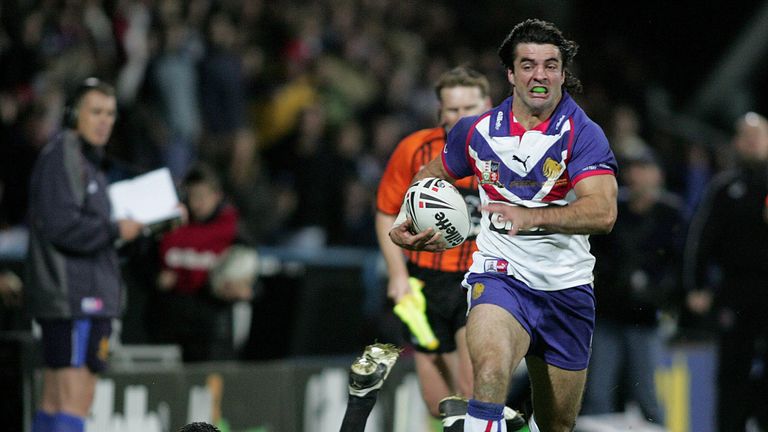 Great Britain's Brian Carney skips away from New Zealand's Clinton Toopi to score during the Gillette Tri-Nations Tournament at the Galpharm Stadium, Huddersfield, Saturday November 12, 2005. PRESS ASSOCIATION Photo. Photo credit should read: Martin Rickett/PA. ***EDITORIAL USE ONLY - NO MOBILE PHONE USE OR INTERNET USE UNTIL ONE HOUR AFTER THE CONCLUSION OF THE GAME***