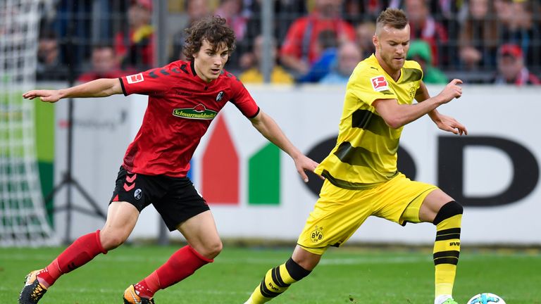 Caglar Soyuncu en acción para Friburgo contra el Borussia Dortmund