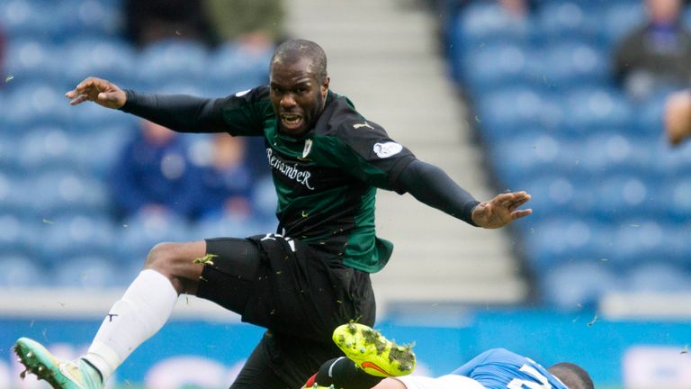 Nade jugando para Raith Rovers contra Rangers