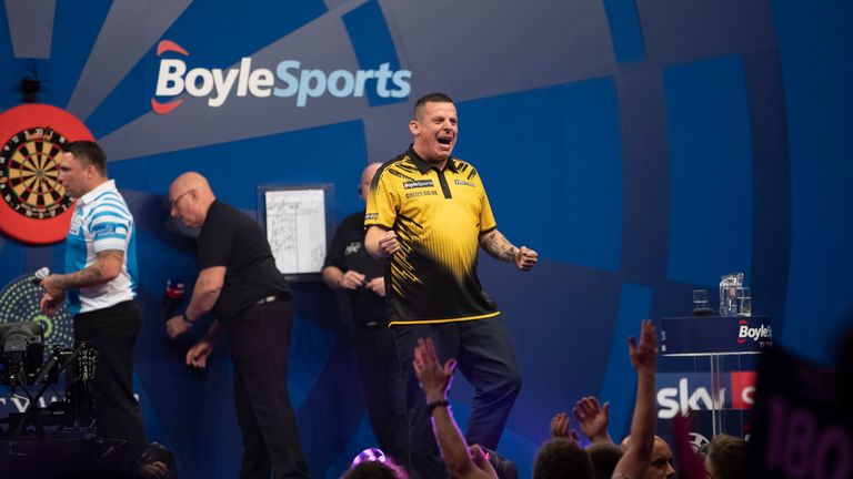 Dave Chisnall reservó su lugar en la segunda ronda al poner fin a las esperanzas del sexto sembrado Gerwyn Price