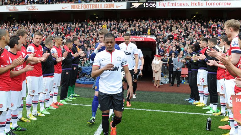 Patrice Evra sale a través de una guardia de honor del Arsenal tras la victoria del título de la Premier League 2012/13 del Manchester United 