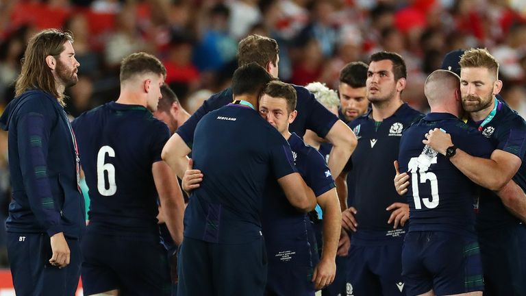 Un Laidlaw lloroso se consuela junto a sus compañeros de equipo de Escocia después de la derrota en Yokohama