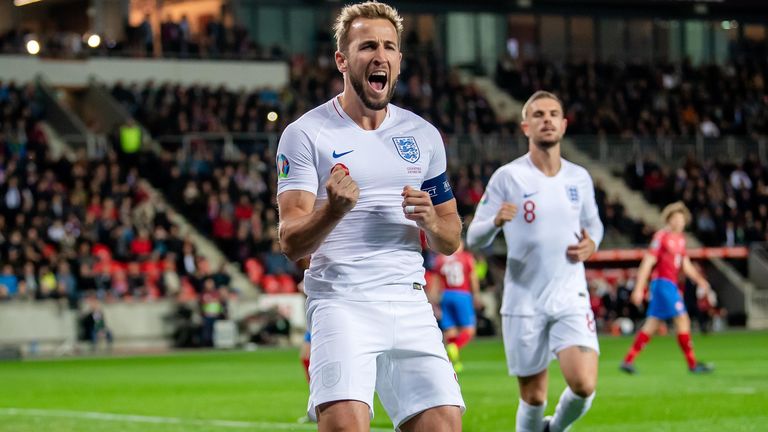 Harry Kane celebrates scoring a penalty against Czech Republic