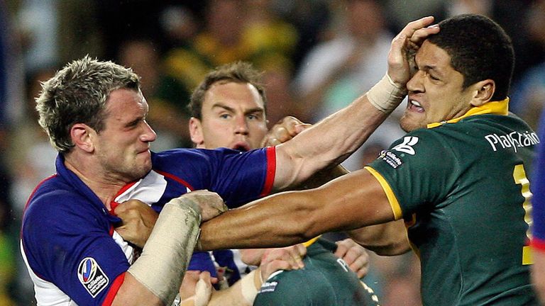 Sydney, AUSTRALIA: CROPPED VERSION Great Britain captain Jamie Peacock (L) clashes with Australia's Willie Mason (R) during the Tri-Nations rugby league Test in Sydney, 04 November 2006. Great Britain stunned tournament favourites Australia with a committed 23-12 victory to revive their hopes of making this month's Tri-Nations rugby league final. AFP PHOTO/Greg WOOD (Photo credit should read GREG WOOD/AFP/Getty Images)