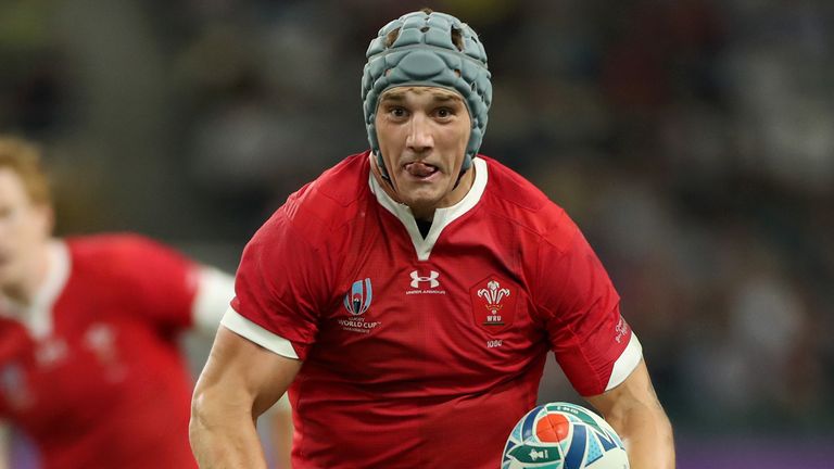 Jonathan Davies attacking for Wales against Fiji