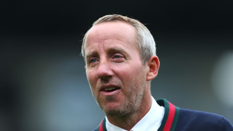 LONDON, ENGLAND - OCTOBER 05: Lee Bowyer, manager of Charlton walks the pitch ahead of the Sky Bet Championship match between Fulham and Charlton Athletic at Craven Cottage on October 05, 2019 in London, England. (Photo by Jordan Mansfield/Getty Images)