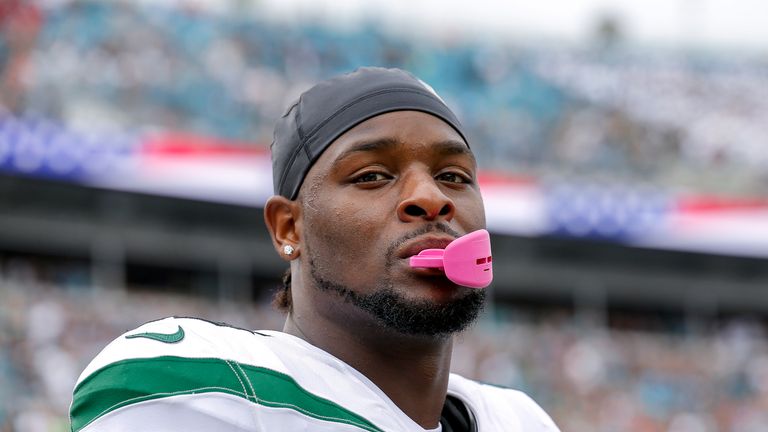 JACKSONVILLE, FL - OCTOBER 27: Runningback Le'Veon Bell #26 of the New York Jets before the game against the Jacksonville Jaguars at TIAA Bank Field on October 27, 2019 in Jacksonville, Florida. The Jaguars defeated The Jets 29 to 15. (Photo by Don Juan Moore/Getty Images) *** Local Caption *** Le'Veon Bell 