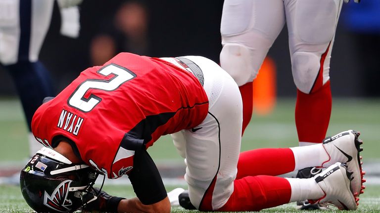 Matt Ryan sufrió una lesión en el tobillo contra los Rams de Los Ángeles el domingo
