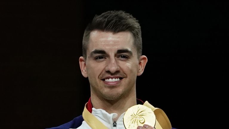 Max Whitlock posa con su medalla de oro