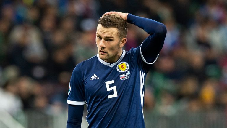 Michael Devlin sufrió un difícil debut en Escocia cuando Rusia logró la victoria
