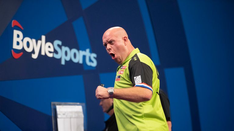 Michael van Gerwen sigue en curso para retener su título del Gran Premio Mundial después de vencer a Jeffrey de Zwaan