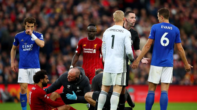 Mo Salah salió cojeando del terreno de juego tras recibir una fuerte entrada en el tobillo.