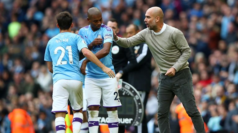 Pep Guardiola ha desplegado a Fernandinho, de 34 años, como defensa central esta temporada.