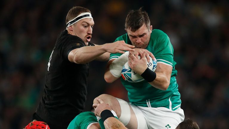 Peter O'Mahony and Brodie Retallick compete for the lineout ball 