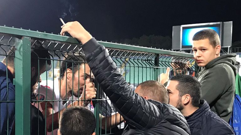 El capitán de Bulgaria, Ivelin Popov, le ruega a los fanáticos que detengan los cantos durante la eliminatoria  del mes pasado 