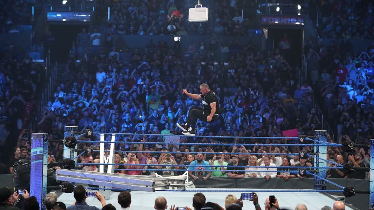 Hubo muchos momentos brutales durante el partido de la escalera entre Shane McMahon y Kevin Owens