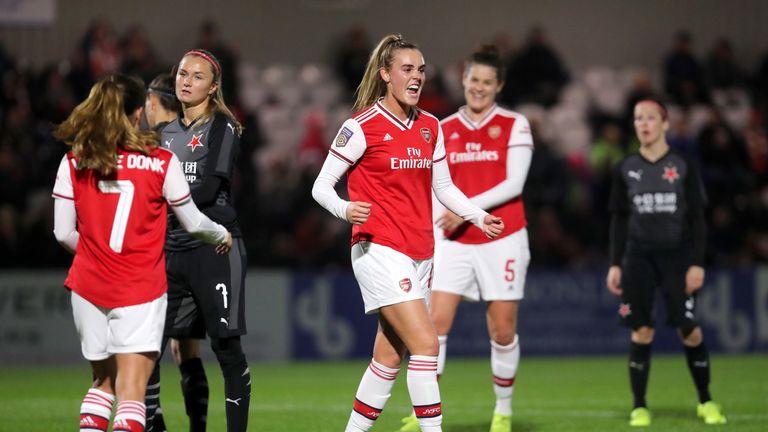 Jill Roord celebrates after scoring Arsenal Women's third goal against Slavia Prague