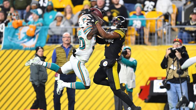 JuJu Smith-Schuster of the Pittsburgh Steelers makes a touchdown catch against Chris Lammons of the Miami Dolphins