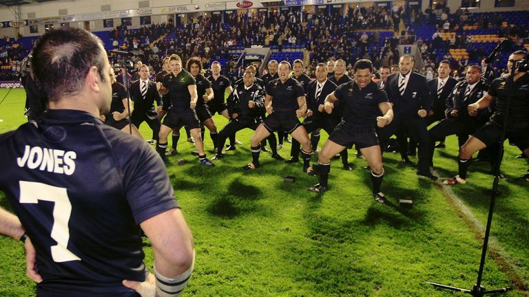 Pix: Chris Mangnall/SWpix.com, Rugby League, Centenary International. 20/10/07. Northern Union v New Zealand All Golds @ Halliwell Jones Stadium ....picture copyright>>simon wilkinson>>07811267 706>>....New Zealand Perform Haka for Stacey Jones