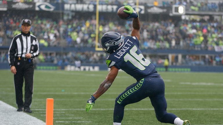 Tyler Lockett dispara la pelota después de anotar un touchdown